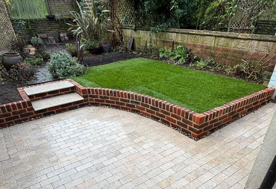 Courtyard Garden, Norwich - Steps lead up to the rest of the garden